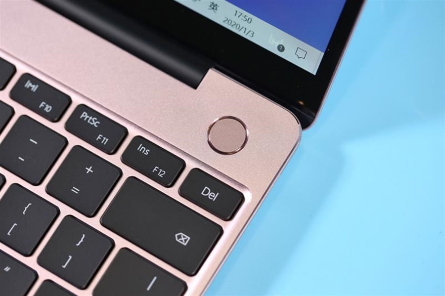 在13英寸的屏幕上使用2k屏幕,因而拥有200ppi的像素密度,相比其他13