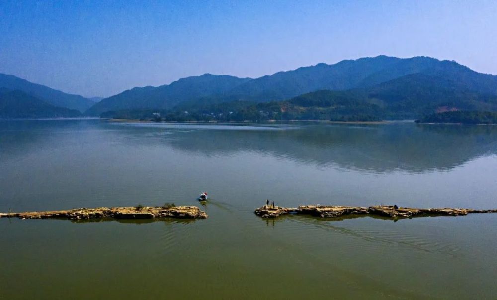 金秋十月,枯水时节,沿着仙女湖水岸边裸露的河床,从浅滩放眼望去,半个