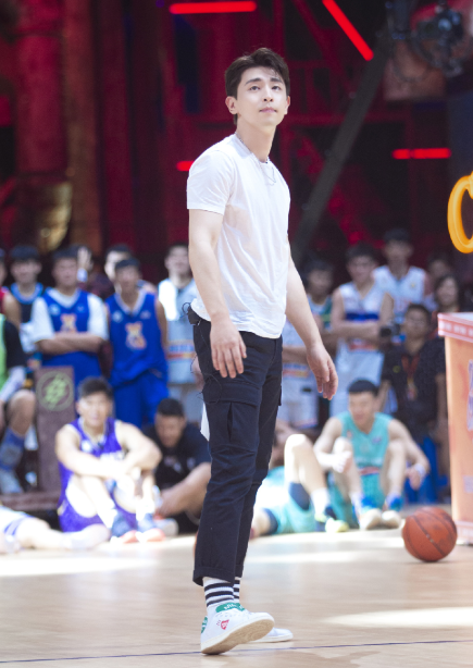 邓伦脱掉风衣后完美的把他手臂的肌肉线条展示出来,白t 深蓝休闲九分