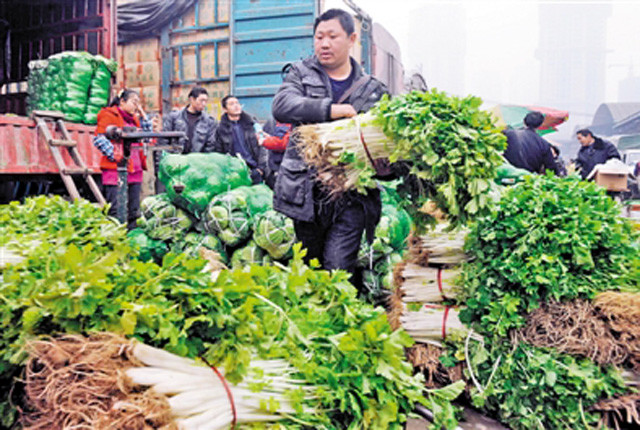 大街上路邊攤變多賣蔬菜水果能賺錢嗎擺攤商販揭開真相