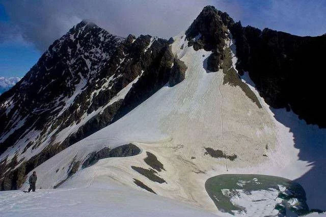 冰川湖|冰川湖融化后，露出千年前的人间惨剧，多年后专家才揭开真相