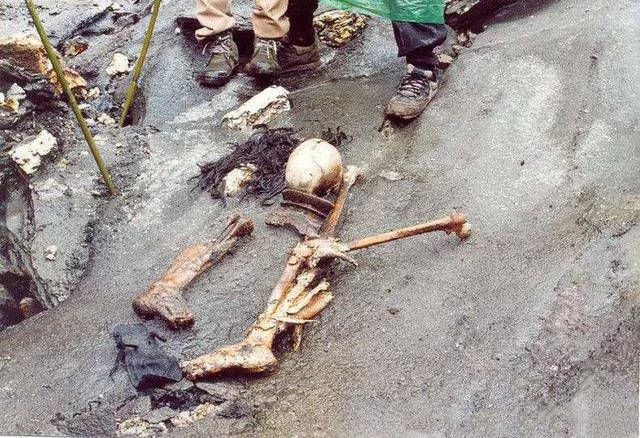 冰川湖|冰川湖融化后，露出千年前的人间惨剧，多年后专家才揭开真相