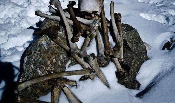 冰川湖|冰川湖融化后，露出千年前的人间惨剧，多年后专家才揭开真相