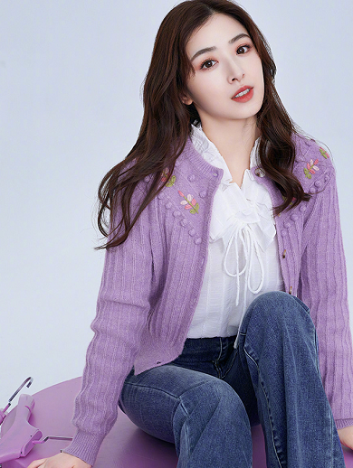 张含韵穿成"童话片主角",紫色配白色瞬间高大上,出道十几年颜值依旧没