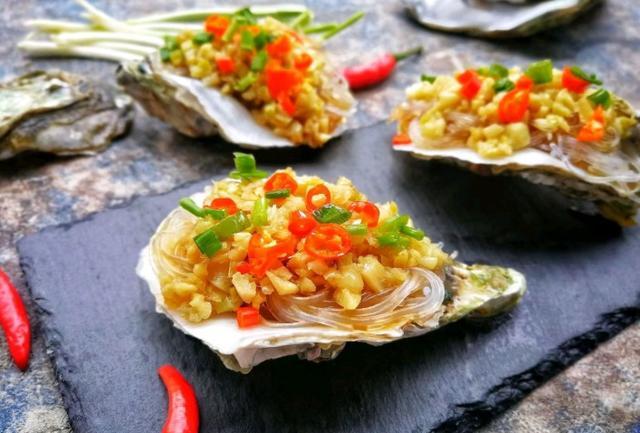 蒜蓉粉丝蒸生蚝只要跟着步骤一点点做蒸出来的比饭店还香