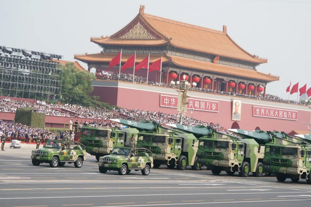 中国军网发布:东风-17方队受阅照片柄柄长剑昂首向天