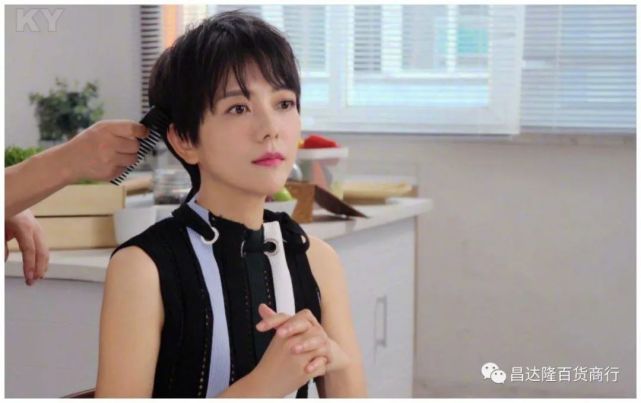 著名主持人杨乐乐接受媒体采访自曝喜欢陪伴孩子目前更适合做全职太太