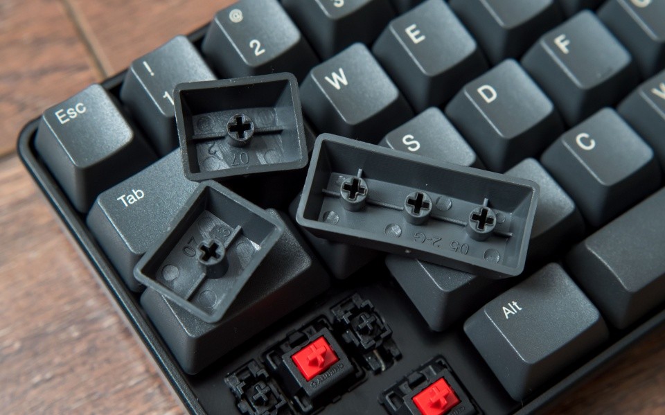 ▼键盘背面顶部为三向出线引导槽,并无任任何脚撑.