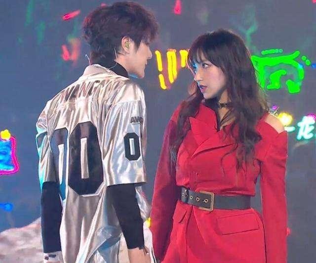 王一博在节目中直接握住程潇的手,抢过筷子吃东西,关系太好了