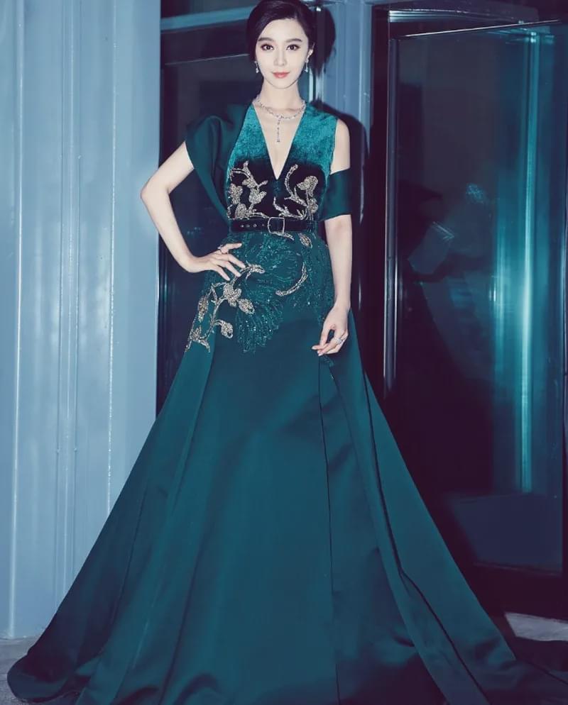 白冰穿高定礼服被打脸品牌方称来源不正当她不是一线女星