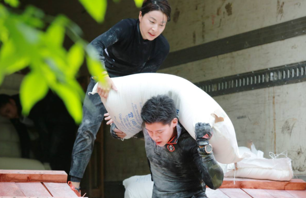 霍启刚|霍启刚近况曝光，午餐仅吃盒饭超接地气，为工作忙到视力受影响