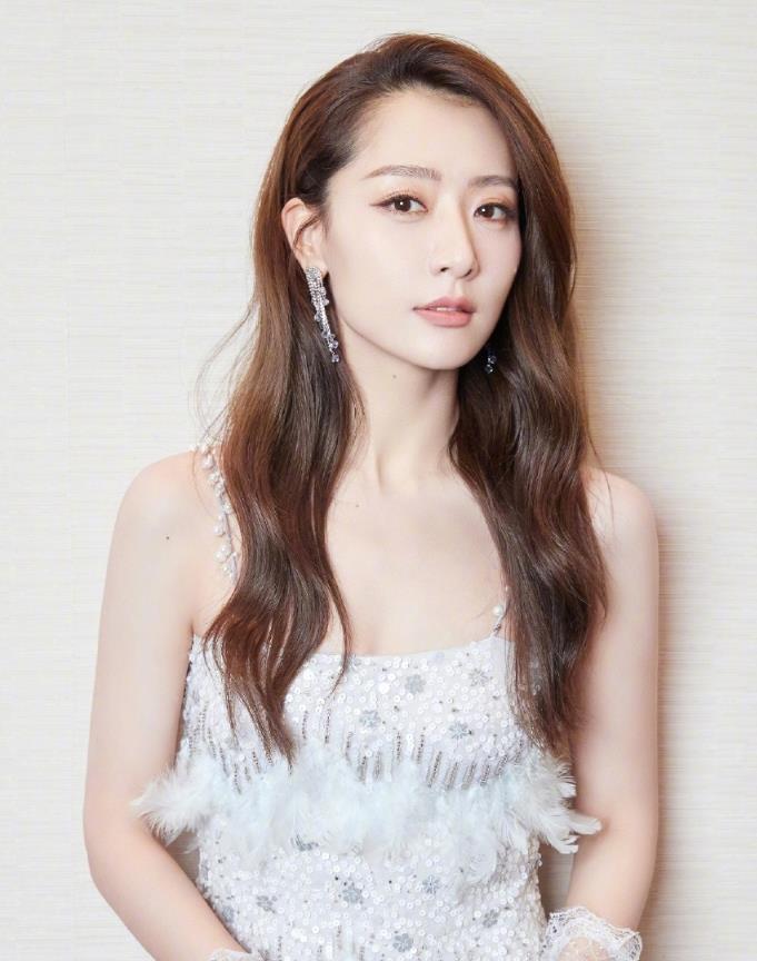 白冰穿高定礼服被打脸,品牌方称来源不正当:她不是一线女星