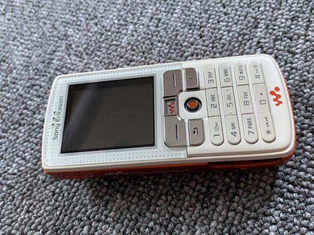 翻出十五年前的索爱w800手机橙色小摇杆手感带劲