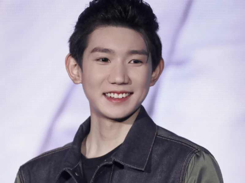 王源素颜生图遭"疯传",五官精致没啥,当他笑起来那一刻:糖分超标!