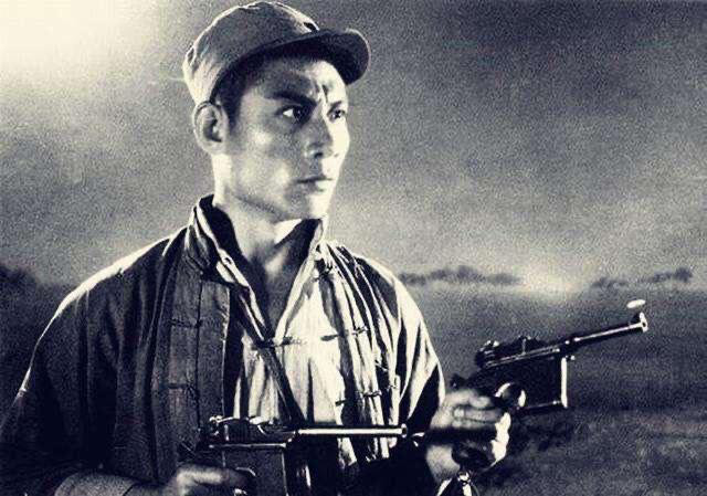 他是"双枪李向阳"的原型人物,后来成为北疆军区司令员|北疆|伪军|郭兴