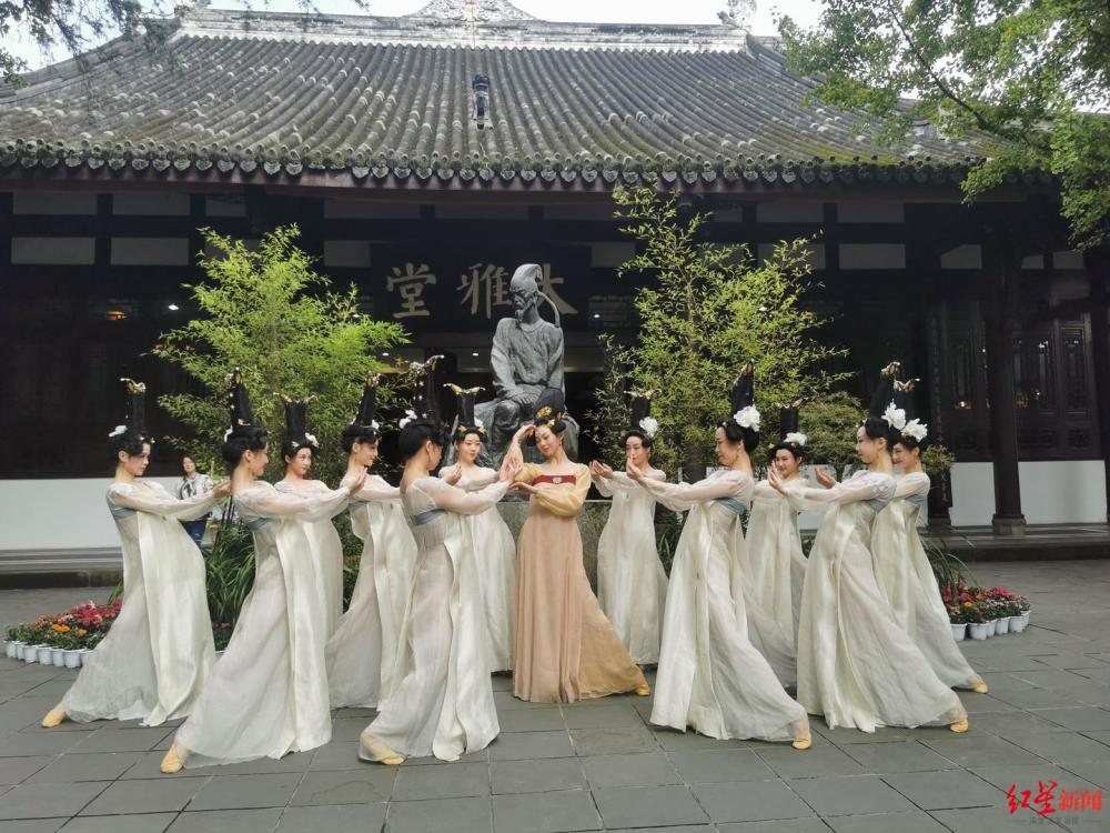 杜甫|“长安丽人”舞动大雅堂 舞剧《杜甫》在草堂上演“快闪”