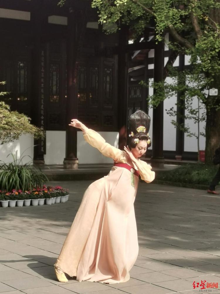 杜甫|“长安丽人”舞动大雅堂 舞剧《杜甫》在草堂上演“快闪”