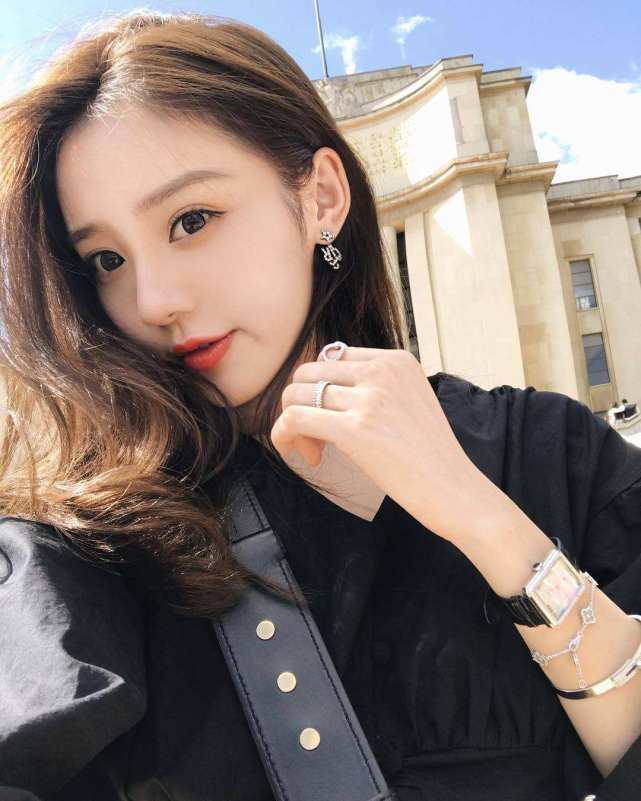 网红夏夏压榨员工?摄影师自曝累到斑脱,辞职要付200万违约金_腾讯新闻