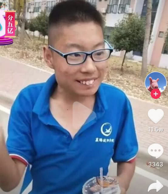 lol大司马儿子出现了网友看后笑喷一个模子里刻出来的