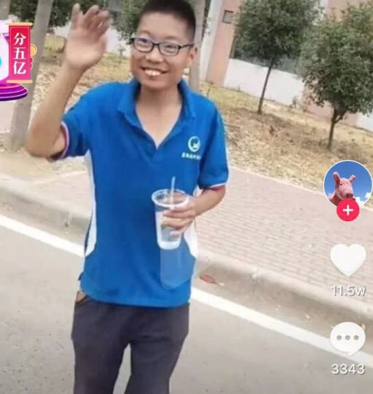 lol大司马儿子出现了网友看后笑喷一个模子里刻出来的