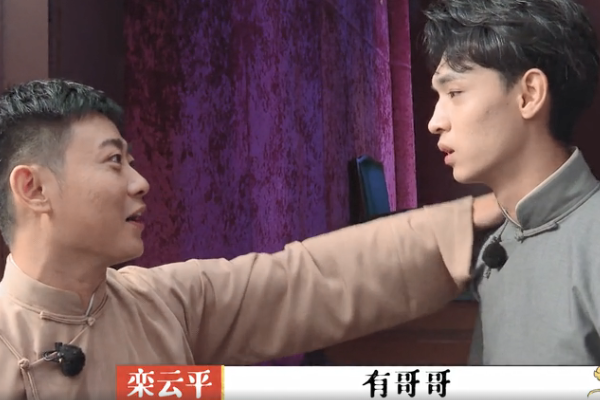 秦霄贤骑三轮车载师父和郭麒麟,需要人推着才能走,还有的练呢