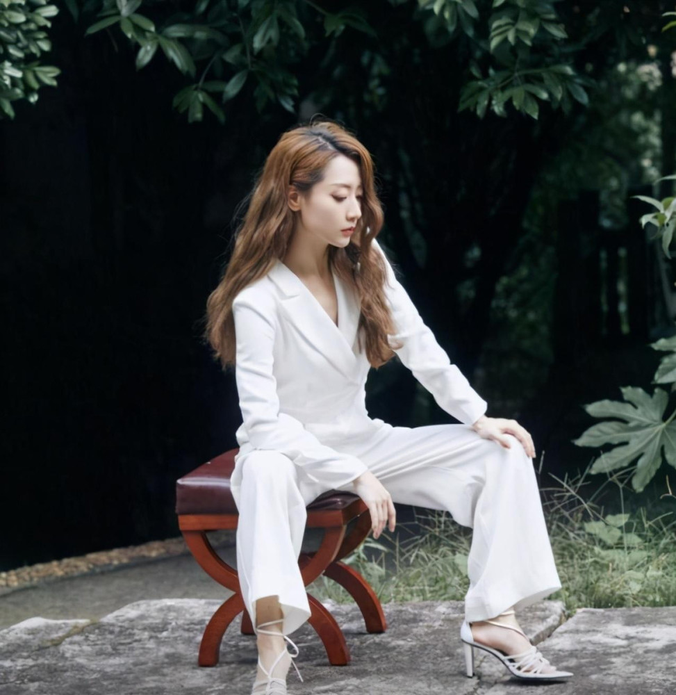 白冰不愧为"中国的金喜善",白色连体衣穿搭好有范!_腾讯新闻
