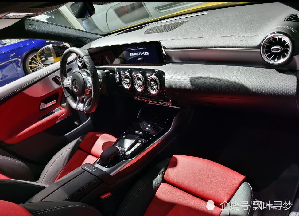 306马力的小钢炮两厢奔驰a35amg炽夏黄车漆黑红内饰