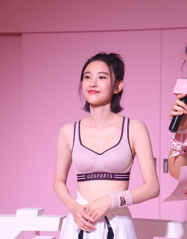 太过分!32岁唐艺昕产后首亮相,身材依旧婀娜却被黑:跨变大了