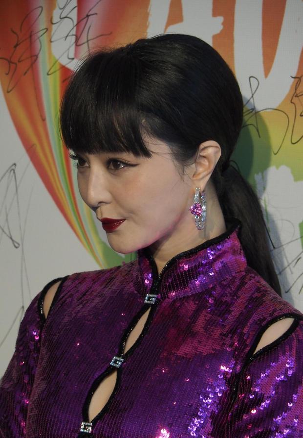 范冰冰也有失手的时候,紫色旗袍配姨妈色像巫婆,眼纹横生显老态_腾讯