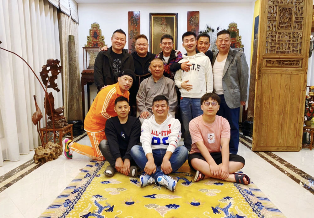 徒弟去郭德纲家中吃饭装潢奢华像暴发户义子陶阳很受宠