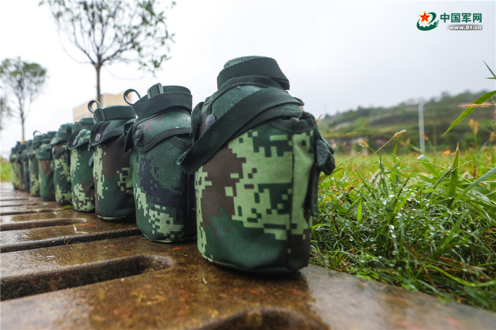 高清组图直击武警重庆总队新兵队列训练现场