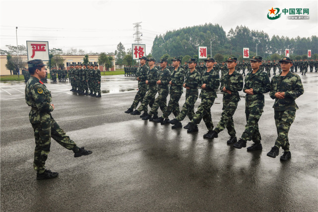 高清组图直击武警重庆总队新兵队列训练现场