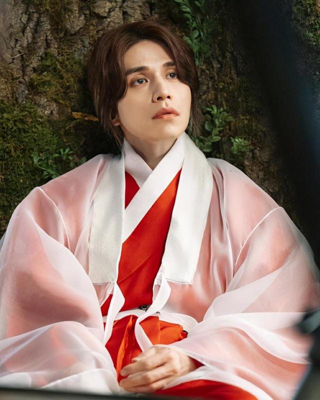 九尾狐传李栋旭裸身上刀山牛奶腹肌堪比古希腊雕像
