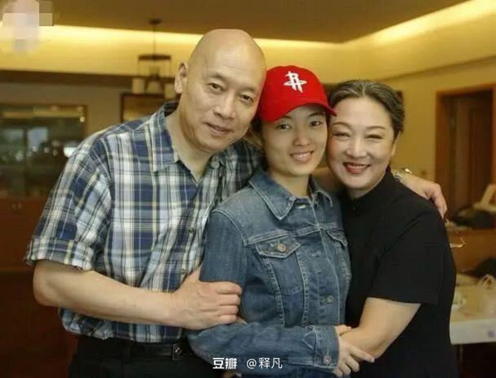 一家三口郑佩佩在结婚20周年的时候,向老公原文提出离婚,这些年她备受