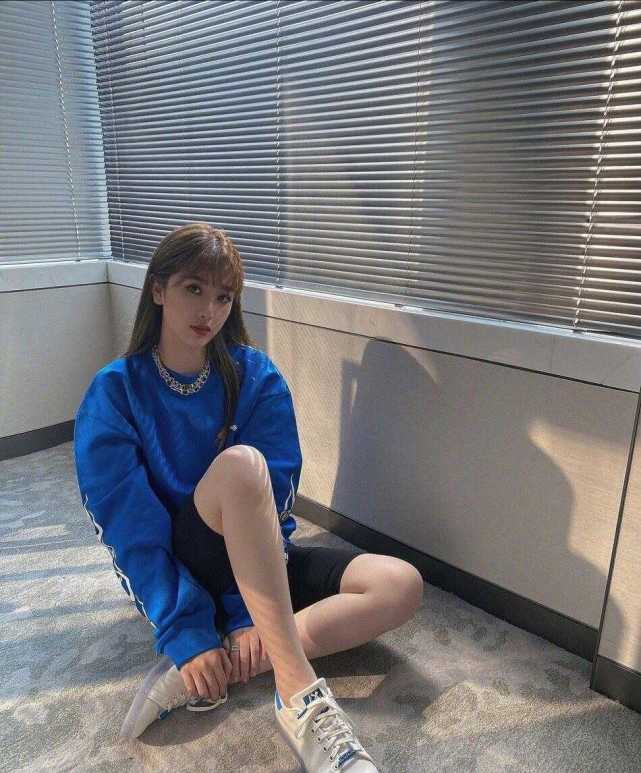 陈赫现任身材真好,穿粉色卫衣 健美裤在车站拍照,不像生过2娃_腾讯