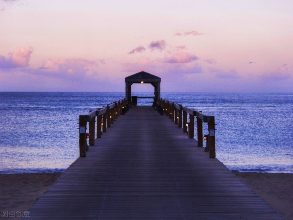 瓦旅游资源丰富,被誉为潜水天堂,塔纳岛活火山可近观,彭德考斯特岛是
