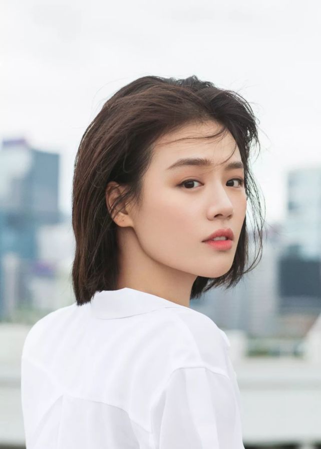 马思纯拥有一张精致的面孔 气质清新自然 素颜照更是酷似香港女星陈松伶 马思纯 陈松伶