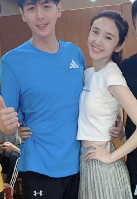 唐艺昕月子照首曝光老公张若昀视角下与护士合照笑容甜美超温柔