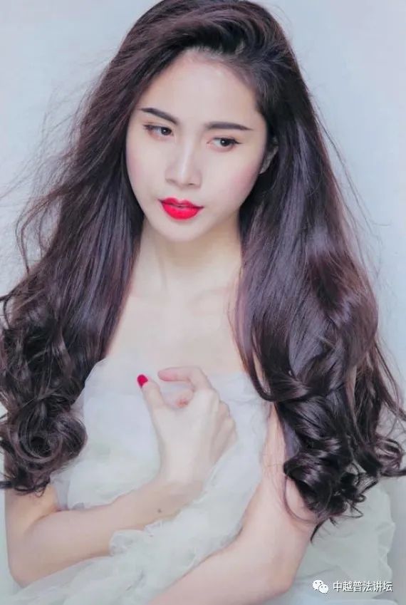 越南女歌手号召各方捐款救灾引发争议