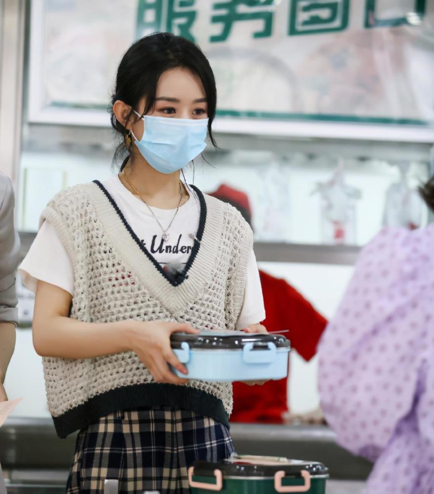 赵丽颖"中餐厅"元气穿搭,太少女了吧!
