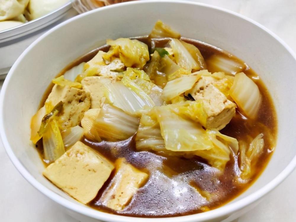 白菜炖豆腐,白菜豆腐谁先下锅?搞清这两点,比饭店炖的还好吃