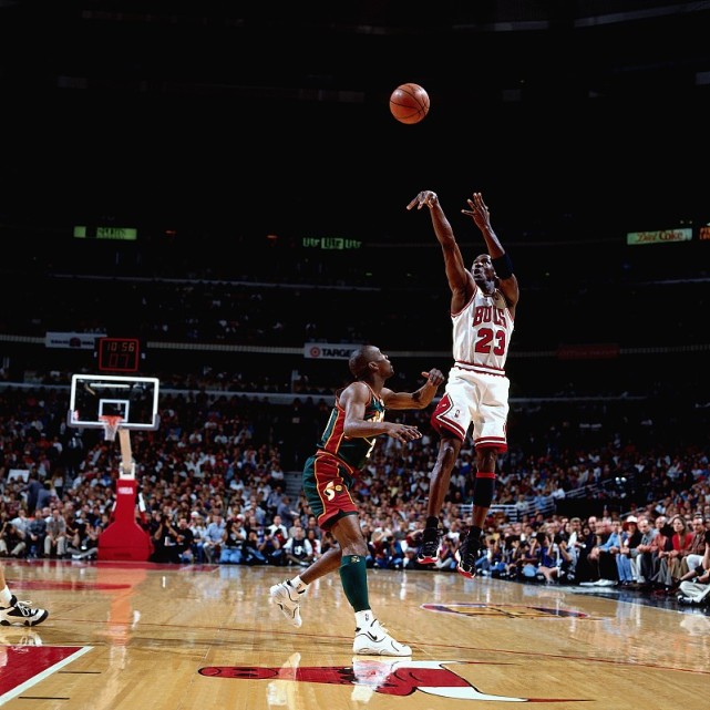 乔丹投篮为何如此无解,仅仅是因为跳得高吗?