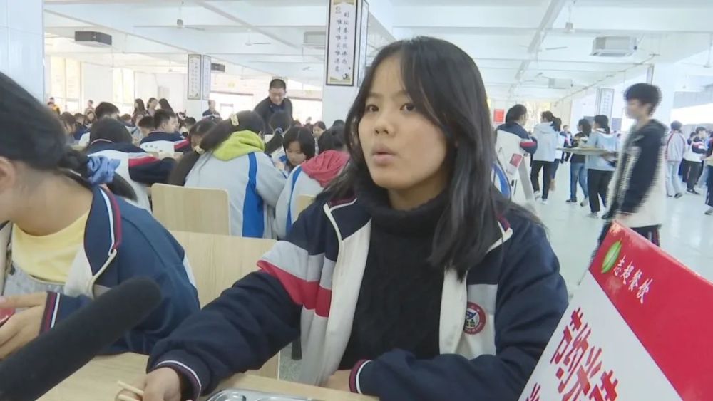 走进丰城二中志超餐饮食堂,倡导"光盘"的广播声声声入耳,厉行节约的