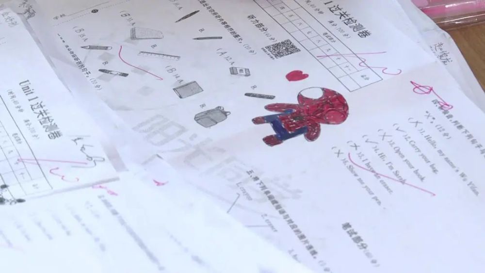 奥特曼小王子她在孩子们的试卷上画起了卡通