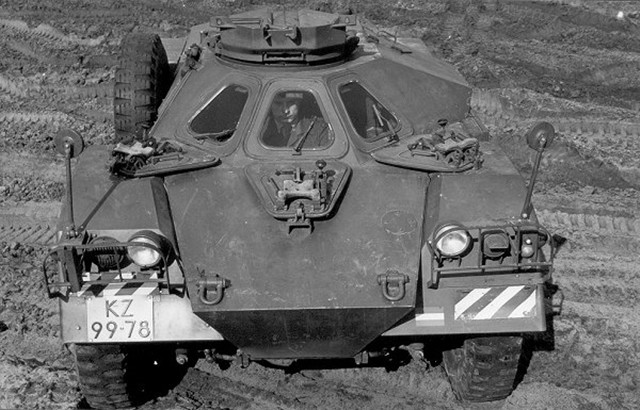 的反复对比和测试,军队放弃了yp-104,就连英国的雪貂装甲车也没能入选