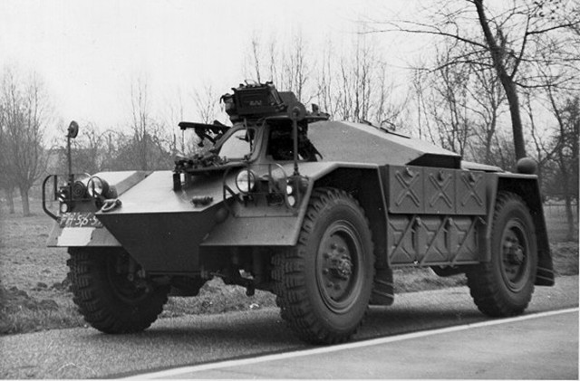 yp-104轻型轮式装甲侦察车