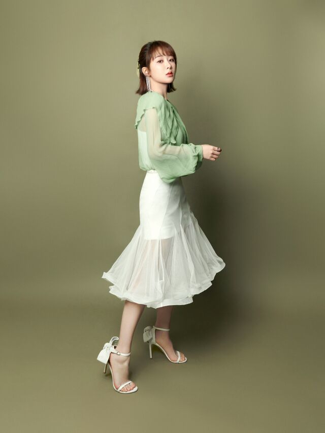 杨紫|杨紫穿包臀裙火了，晒出照片不到15个小时，浏览次数超过100万