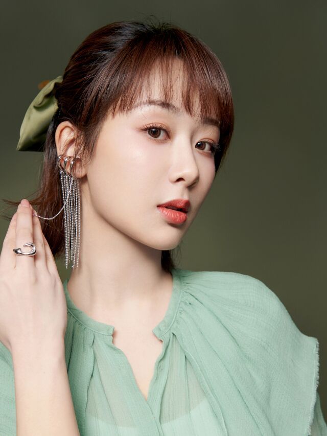 杨紫|杨紫穿包臀裙火了，晒出照片不到15个小时，浏览次数超过100万