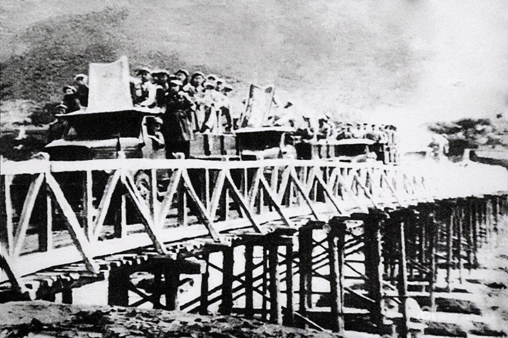 之前在河上有一座大桥,但是被美军轰炸掉了,想要过江,就必须要重新修