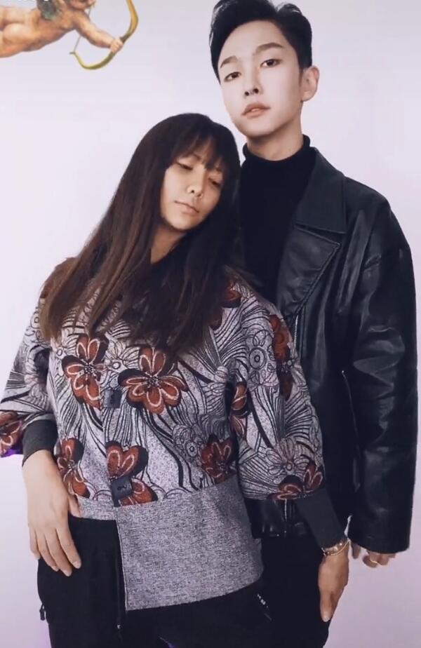 从视频动图可以看到,他们两个人跳舞贴的很近,李桃今年马上就要40岁了